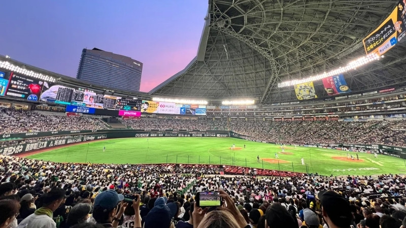 H&ograve;a m&igrave;nh v&agrave;o kh&ocirc;ng kh&iacute; cổ vũ b&oacute;ng ch&agrave;y s&ocirc;i động tại Fukuoka