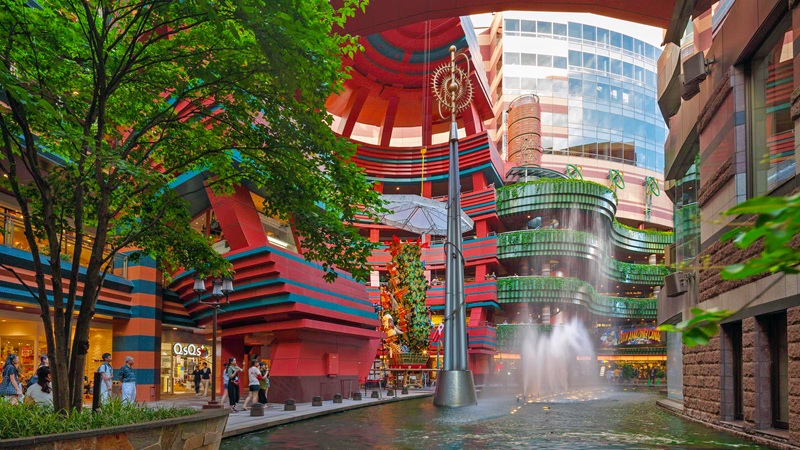 Canal City Hakata l&agrave; tổ hợp mua sắm, giải tr&iacute; v&agrave; ẩm thực lớn bậc nhất Fukuoka