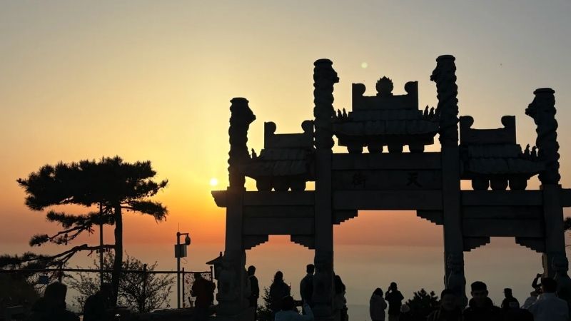 Ngắm ho&agrave;ng h&ocirc;n tr&ecirc;n đỉnh n&uacute;i Th&aacute;i Sơn
