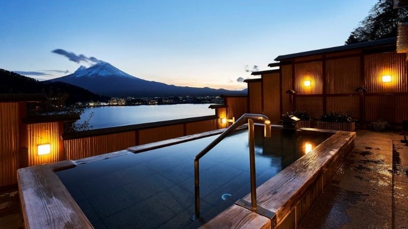 Trải nghiệm vừa tắm onsen vừa ngắm núi Phú Sĩ