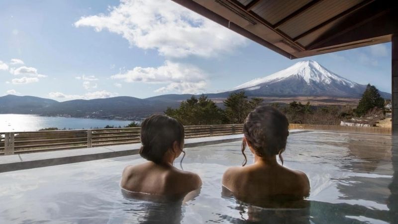 Mùa đông là thời điểm trải nghiệm onsen ngắm núi Phú Sĩ hấp dẫn nhất