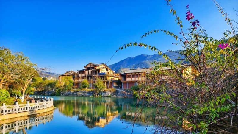 Ngắm nhìn dòng sông Tích Thủy chảy quanh làng