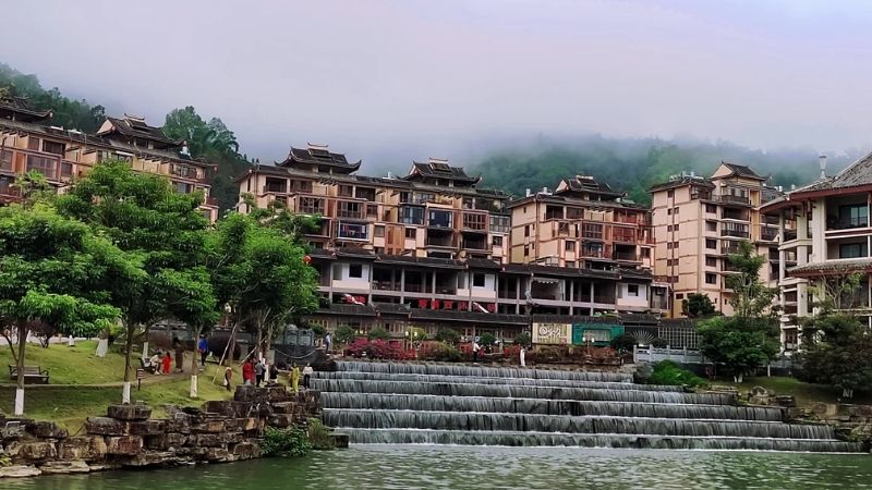 Những dãy nhà sàn gỗ được chạm khắc tinh xảo (@Lưu Ly Mai)