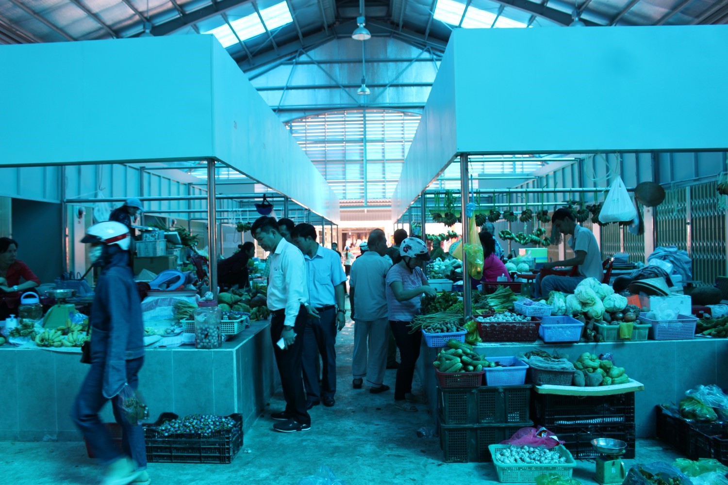 Khung cảnh mua sắm tại chợ mới Côn Đảo.