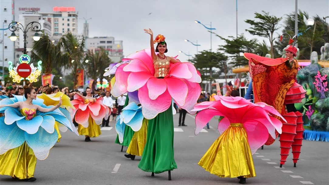 Diễu hành đường phố tại Carnaval Hạ Long