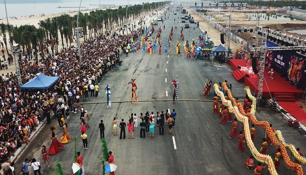 Lễ hội Carnaval Hạ Long thu hút rất nhiều người dân và du khách tham gia