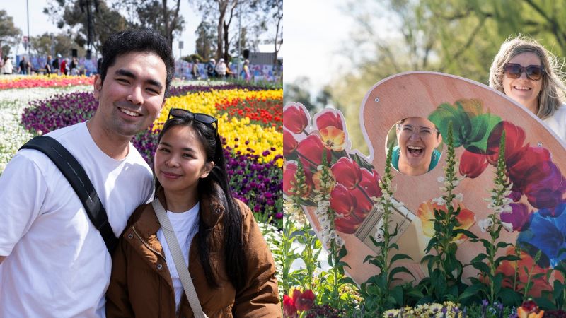 Du khách chụp hình tại lễ hội