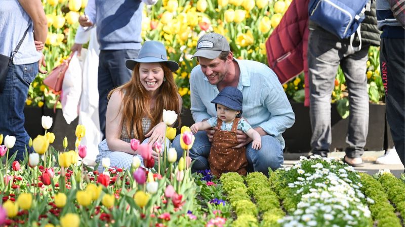 Du khách tham quan và mua sắm tại lễ hội