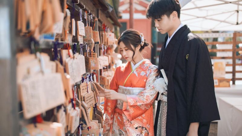 Cùng nhau viết điều ước nguyện tại chùa Sensoji