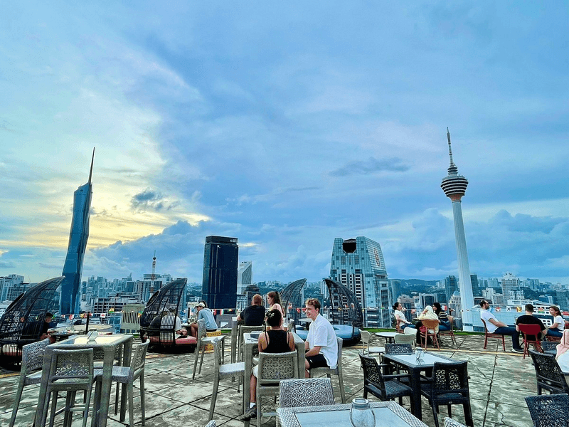 Thưởng thức đồ uống và ngắm cảnh tại quầy bar Heli