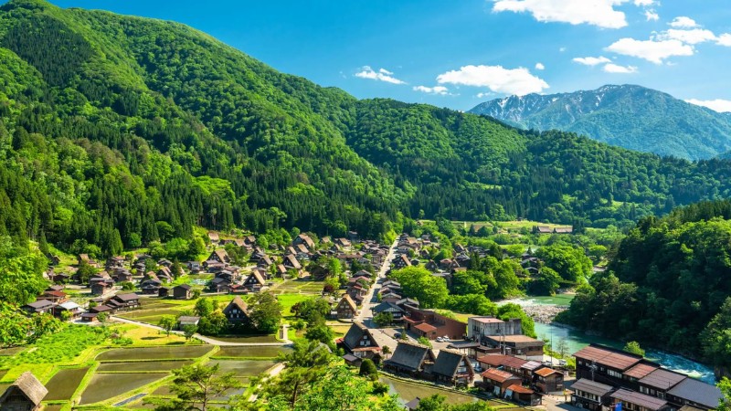 D&ograve;ng s&ocirc;ng Shogawa uốn lượn quanh L&agrave;ng cổ Shirakawago
