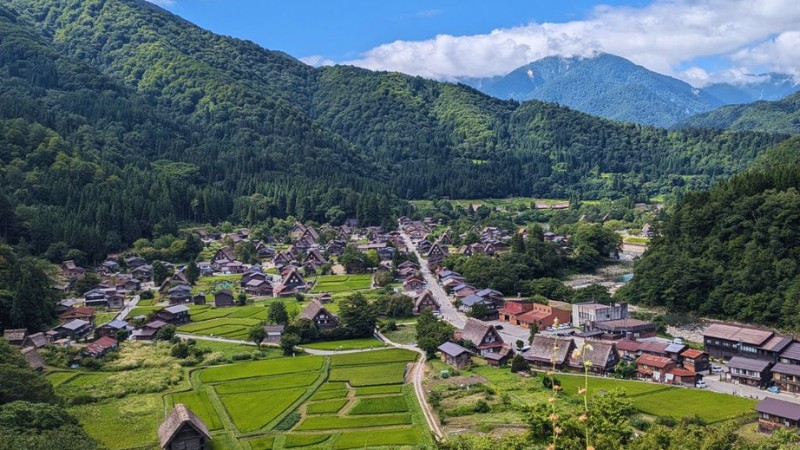 L&agrave;ng cổ Shirakawago tọa lạc trong thung lũng s&ocirc;ng Shogawa dưới ch&acirc;n n&uacute;i Hida
