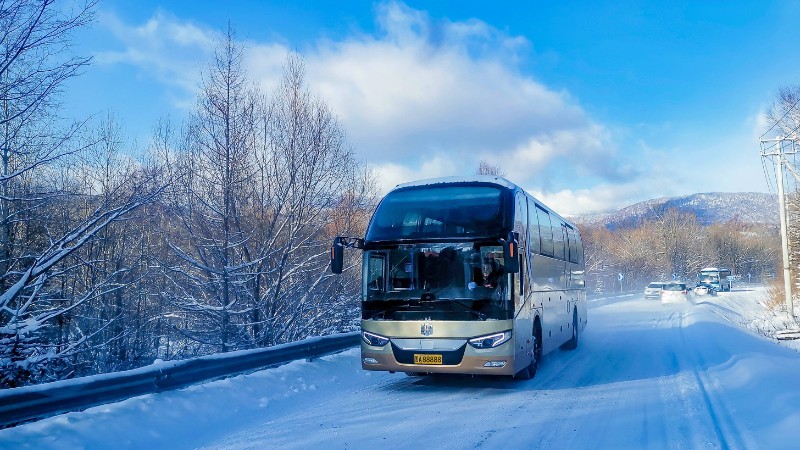 Xe shuttle bus là lựa chọn phổ biến đi Làng Tuyết Cáp Nhĩ Tân