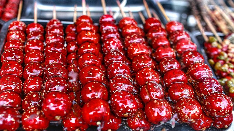 Kẹo hồ lô đỏ tượng trưng cho sự may mắn