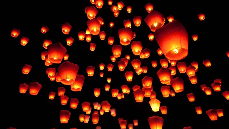 Tham gia hoạt động thả đèn trời