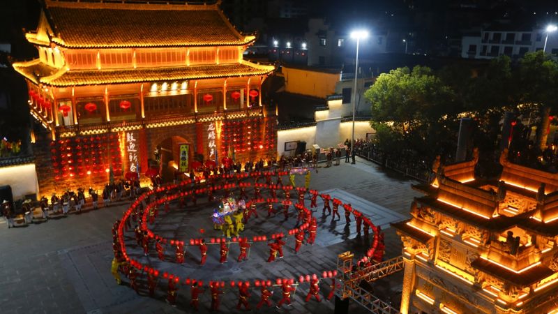 Thưởng thức các điệu múa truyền thống trong lễ hội