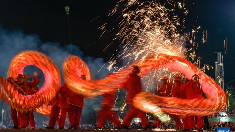 Ngắm nhìn điệu múa truyền thống sư tử, rồng độc đáo