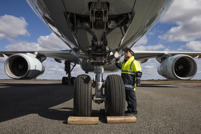 Kỹ thuật viên kiểm tra Airbus A330 trước khi cất cánh