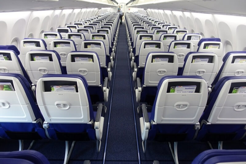 Boeing 737 có thiết kế thân hẹp với 1 lối đi