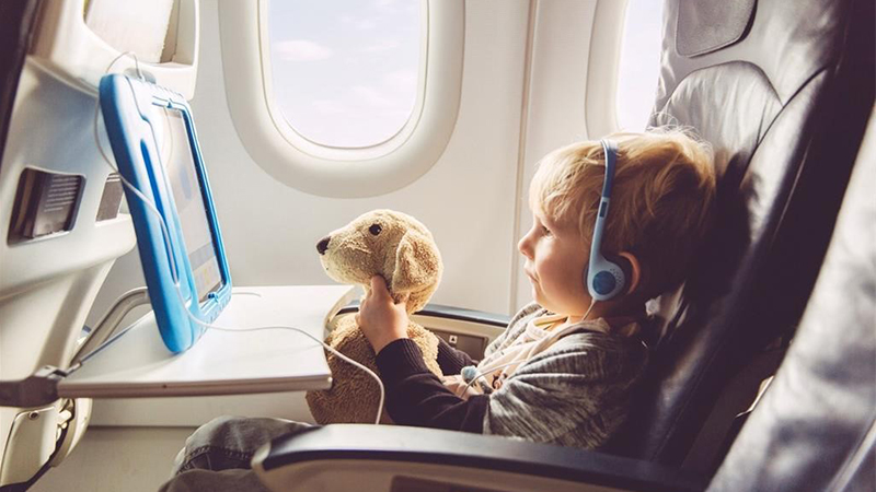 Hành khách có thể mang theo đồ chơi yêu thích của bé lên máy bay