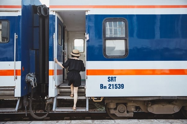 Di chuyển bằng tàu hỏa từ Sài Gòn đi Nha Trang cũng là trải nghiệm thú vị được nhiều hành khách yêu thích