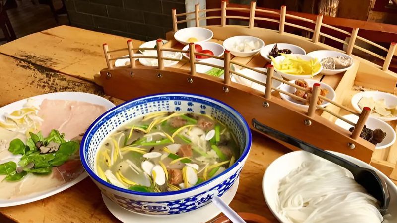 Thưởng thức bún qua cầu, đặc sản du lịch Vân Nam Trung Quốc