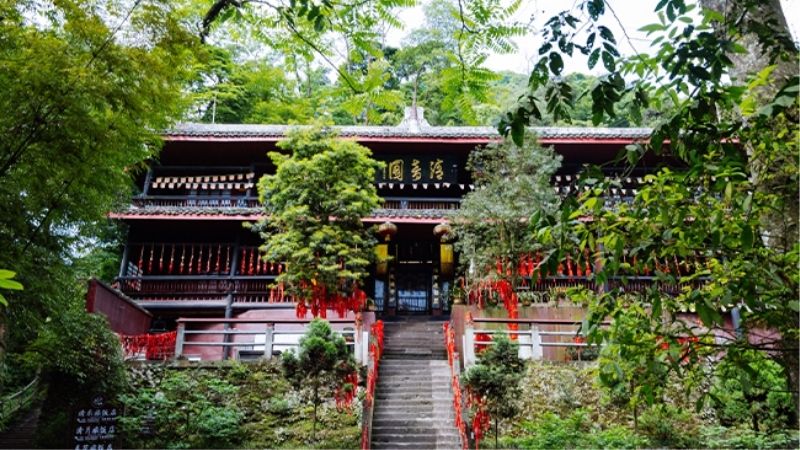 Thanh &Acirc;m C&aacute;c nằm ẩn m&igrave;nh dưới n&uacute;i