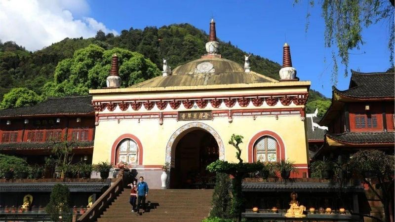 Vạn Ni&ecirc;n Tự với lối kiến tr&uacute;c điển h&igrave;nh của Ấn Độ