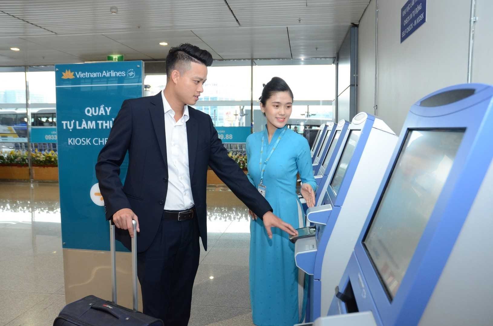 Check-in tại kiosk hãng Vietnam Airlines ở sân bay
