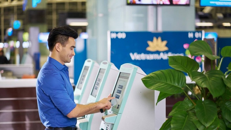 Hành khách đặt vé Pacific Airlines có thể check in tại kiosk của Vietnam Airlines