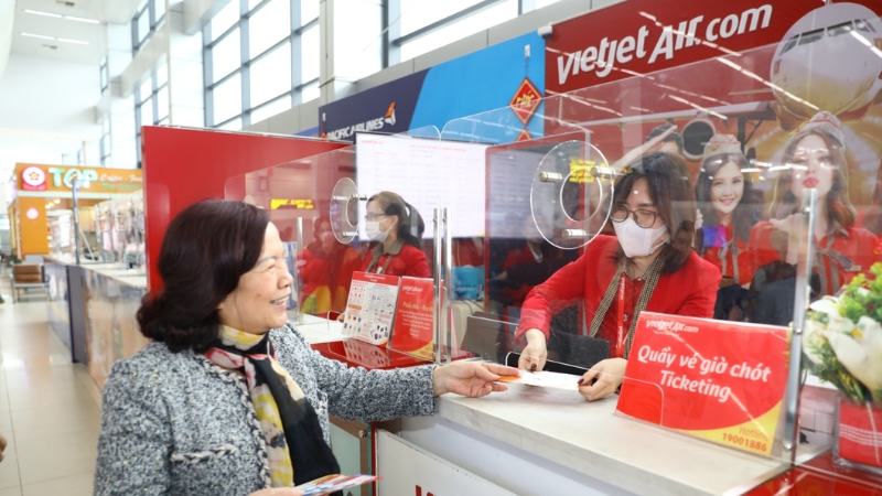 Hành khách làm thủ tục chuyến bay hãng Vietjet Air ngày 27 Tết