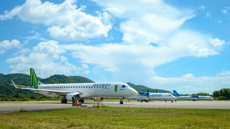 Máy bay Embraer E195 Bamboo Airways tại sân bay Côn Đảo