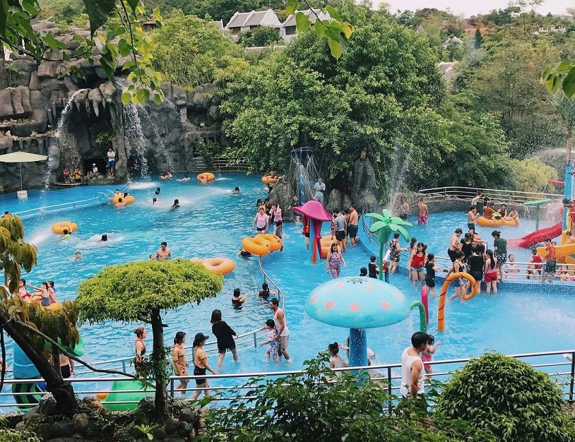Kinh nghiệm đi Núi Thần Tài Đà Nẵng bạn nên vui chơi tại công viên nước