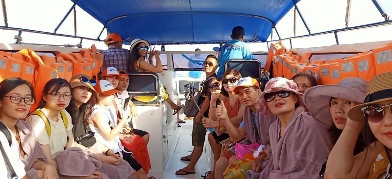 Du khách di chuyển tới đảo San Hô Thái Lan bằng cano