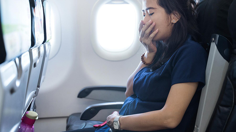 Phụ nữ mang thai đi máy bay có thể chịu tác động sức khỏe trong thời gian ngắn khi máy bay cất hoặc hạ cánh