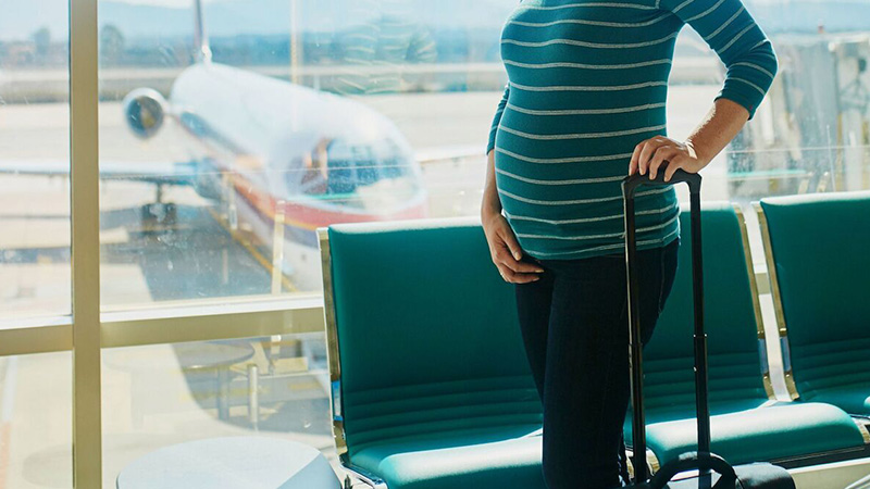 Phụ nữ mang thai đi máy bay được ưu tiên khi làm thủ tục bay