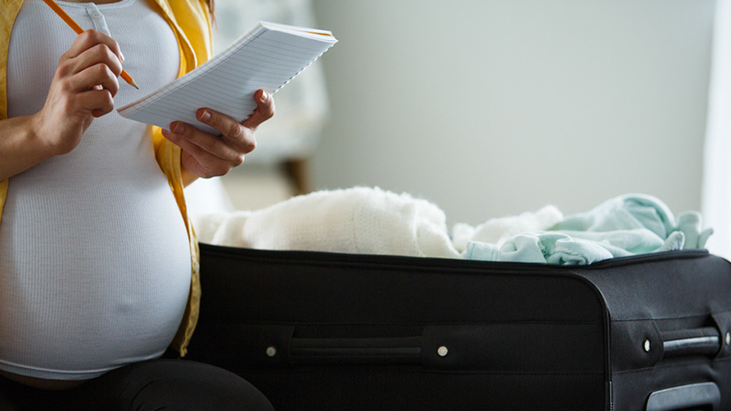 Chuẩn bị hành lý cho phụ nữ mang thai đi máy bay
