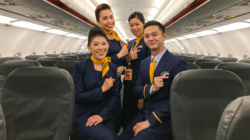 Trên đồng phục Pacific Airlines có bảng tên của mỗi tiếp viên