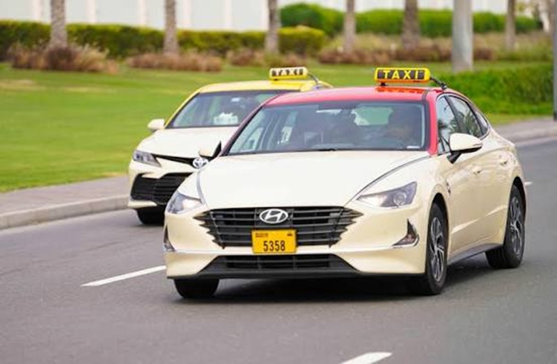 Taxi màu kem đặc trưng tại Dubai