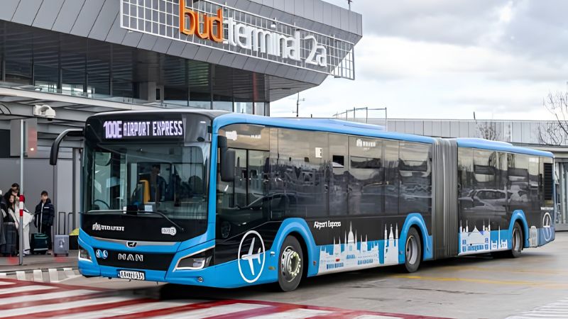 Xe buýt Airport Express 100E đưa đón hành khách từ sân bay Budapest về trung tâm