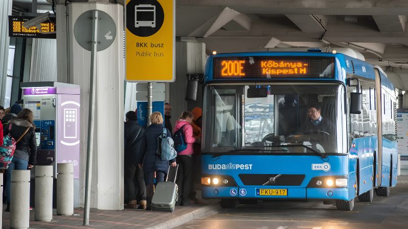 Xe buýt 200E kết nối sân bay Budapest với hệ thống Metro