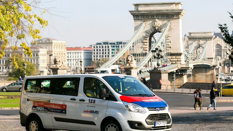 Xe MiniBUD Shuttle đưa đón hành khách từ sân bay Budapest về trung tâm thành phố