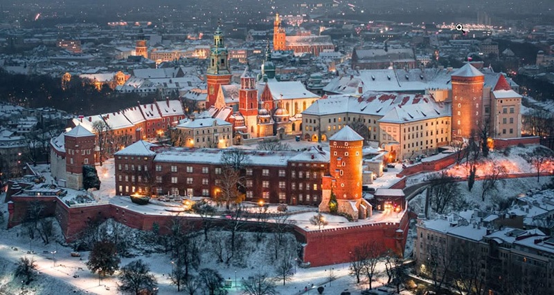 Lâu đài Wawel được phủ một lớp tuyết trắng trong khung cảnh mùa đông