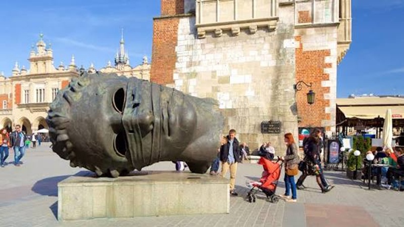 Quảng trường Chợ Phố cổ Krakow – điểm đến nổi tiếng tại Ba Lan