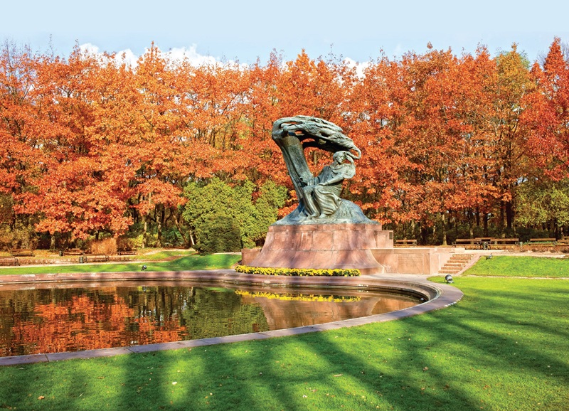 Tượng đài Frédéric Chopin tọa lạc giữa sắc thu rực rỡ tại thủ đô Warsaw