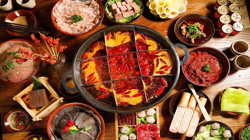 Thưởng thức lẩu Tr&ugrave;ng Kh&aacute;nh tại Trung Quốc