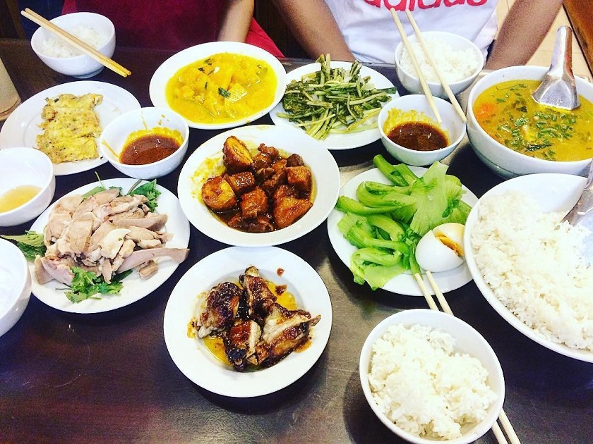 Bữa cơm bình dân cho gia đình tại Quán New Day, Hà Nội