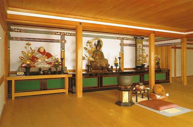 Bên trong đền Kinkakuj