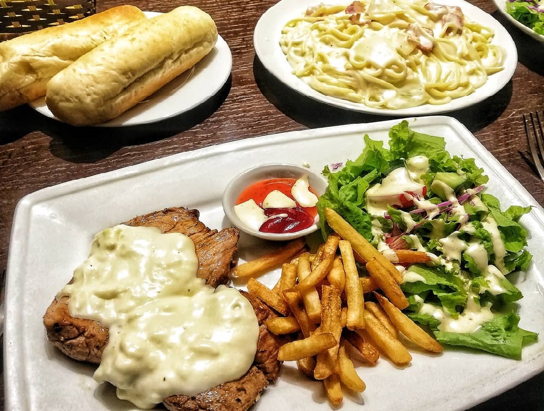 Steak sốt phô mai là món ngon được yêu thích nhất ở Luna Steak & Pasta