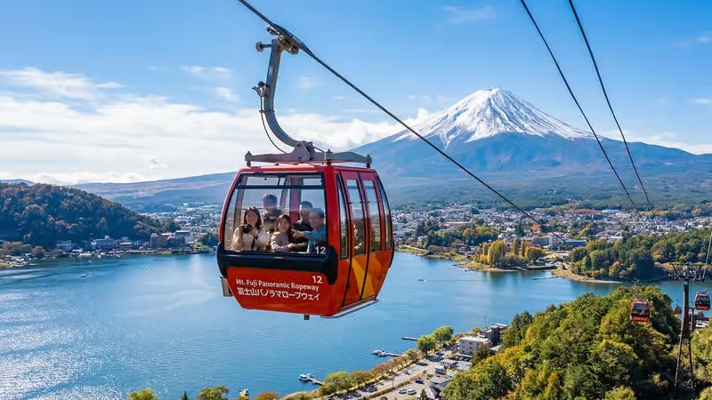 Ngắm to&agrave;n cảnh n&uacute;i Ph&uacute; Sĩ từ c&aacute;p treo Kachi Kachi Ropeway